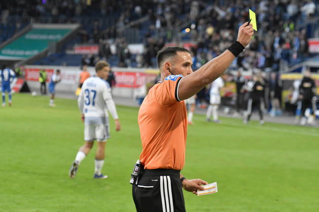 Gelb gelbe Karte für Peter Remmert (Duisburg 39) von CLeonidas Exuzidis (SR) 10.10.2026 ¢ Fussball ¢ MSV Duisburg vs TSG 1899 Hoffenheim II, Schauinsland-Reisen-Arena, Duisburg, DFB DFL REGULATIONS PROHIBIT ANY USE OF PHOTOGRAPHS AS IMAGE SEQUENCES AND OR QUASI-VIDEO NRW Germany