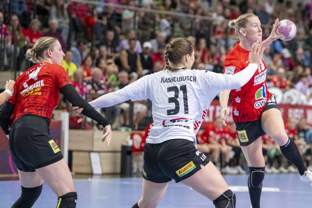 Alsco Handball Bundesliga Frauen, Saison 2026 2027 SV Union Halle-Neustadt vs.BSV Sachsen Zwickau Halle, Deutschland 09.September 2026: Im Bild:v.li.Tina Wagenlader (Halle) , Victoria Hasselbusch (Zwickau) und Marie Polakova (Halle) Halle Saale SWH Arena Sachsen-Anhalt Deutschland
