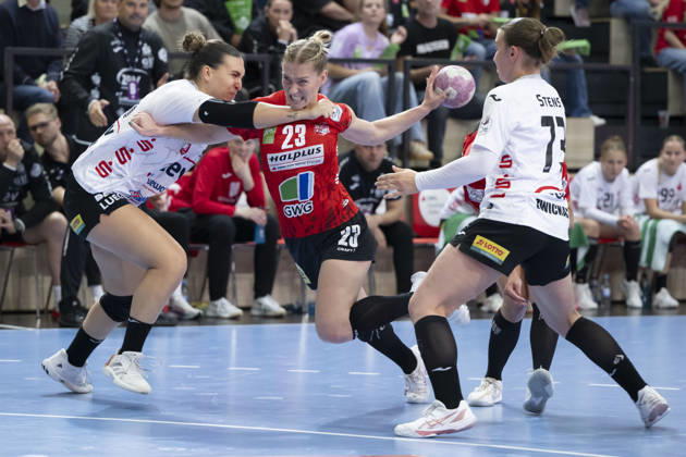Alsco Handball Bundesliga Frauen, Saison 2026 2027 SV Union Halle-Neustadt vs.BSV Sachsen Zwickau Halle, Deutschland 09.September 2026: Im Bild:v. li. im Zweikampf Rita Campos (Zwickau), Marie Polakova (Halle) und Zoe Stens (Zwickau) Halle Saale SWH Arena Sachsen-Anhalt Deutschland