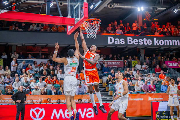 1. Basketball Bundesliga, easyCredit BBL, Saison 2026 2027, Herren, Hauptrunde, 5. Spieltag, 10.10.2026, RASTA Vechta - ratiopharm ulm Justin Edler-Davis ( 10 - RASTA Vechta) beim Korbleger Vechta RASTA Dome Niedersachsen Deutschland