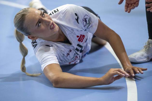 Alsco Handball Bundesliga Frauen, Saison 2026 2027 SV Union Halle-Neustadt vs.BSV Sachsen Zwickau Halle, Deutschland 09.September 2026: Im Bild:Julia Niewiadomska (Zwickau) Verletzt, Verletzung, Schmerzen, Halle Saale SWH Arena Sachsen-Anhalt Deutschland
