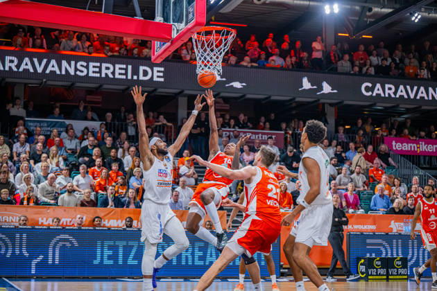 1. Basketball Bundesliga, easyCredit BBL, Saison 2026 2027, Herren, Hauptrunde, 5. Spieltag, 10.10.2026, RASTA Vechta - ratiopharm ulm Justin Edler-Davis ( 10 - RASTA Vechta) beim Korbleger Vechta RASTA Dome Niedersachsen Deutschland