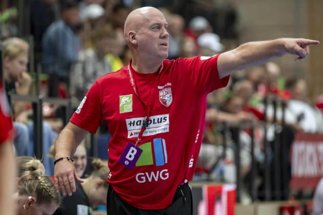 Alsco Handball Bundesliga Frauen, Saison 2026 2027 SV Union Halle-Neustadt vs.BSV Sachsen Zwickau Halle, Deutschland 09.September 2026: Im Bild:Trainer Pether Krautmeyer (Halle) Gestik, Geste, gestikuliert, Aktion, Einzelbild, Halle Saale SWH Arena Sachsen-Anhalt Deutschland