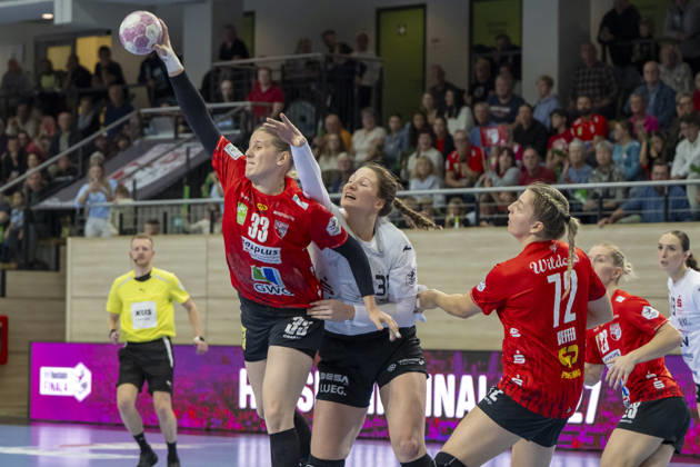 Alsco Handball Bundesliga Frauen, Saison 2026 2027 SV Union Halle-Neustadt vs.BSV Sachsen Zwickau Halle, Deutschland 09.September 2026: Im Bild:v.li.Marie Polakova (Halle), Victoria Hasselbusch (Zwickau) und Ilona Kieffer (Halle) Halle Saale SWH Arena Sachsen-Anhalt Deutschland