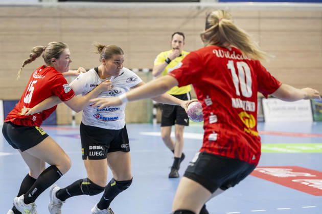 Alsco Handball Bundesliga Frauen, Saison 2026 2027 SV Union Halle-Neustadt vs.BSV Sachsen Zwickau Halle, Deutschland 09.September 2026: Im Bild:v. li. im Zweikampf Fabienne Büch Buech (Halle), Liv Navne (Zwickau) und Viktoria Marksteiner (Halle) Halle Saale SWH Arena Sachsen-Anhalt Deutschland