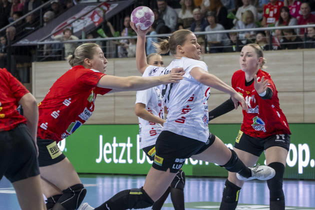 Alsco Handball Bundesliga Frauen, Saison 2026 2027 SV Union Halle-Neustadt vs.BSV Sachsen Zwickau Halle, Deutschland 09.September 2026: Im Bild:v. li. im Zweikampf Ilona Kieffer (Halle), Liv Navne (Zwickau) und Tina Wagenlader (Halle) Halle Saale SWH Arena Sachsen-Anhalt Deutschland