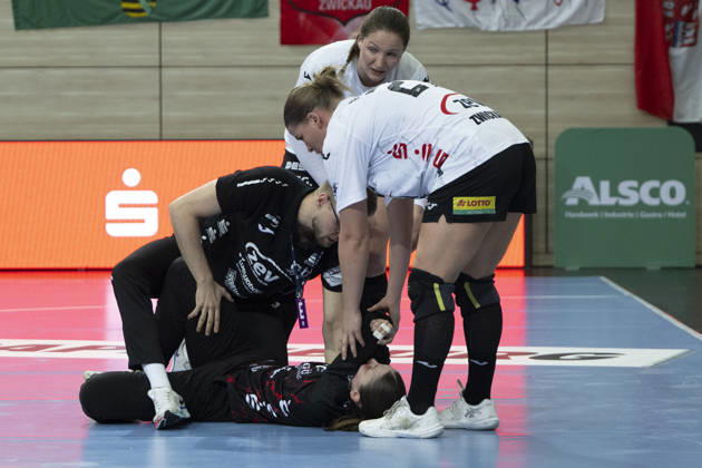 Alsco Handball Bundesliga Frauen, Saison 2026 2027 SV Union Halle-Neustadt vs.BSV Sachsen Zwickau Halle, Deutschland 09.September 2026: Im Bild:Torfrau Alexandra Humpert (Zwickau) Verletzt, Verletzung, Schmerzen, Halle Saale SWH Arena Sachsen-Anhalt Deutschland