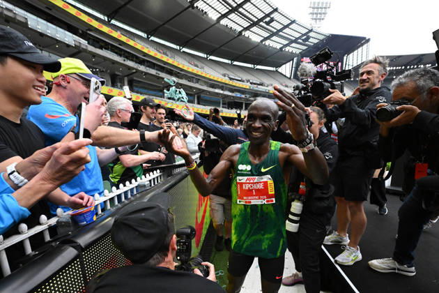 2026 MELBOURNE MARATHON, Eliud Kipchoge of Kenya celebrates with fans after winning the mens marathon during the 2026 Melbourne Marathon Festival in Melbourne, Sunday, October 11, 2026. ( NO ARCHIVING, EDITORIAL USE ONLY MELBOURNE VICTORIA Australia  Copyright: xJAMESxROSSx 20261011198819297029