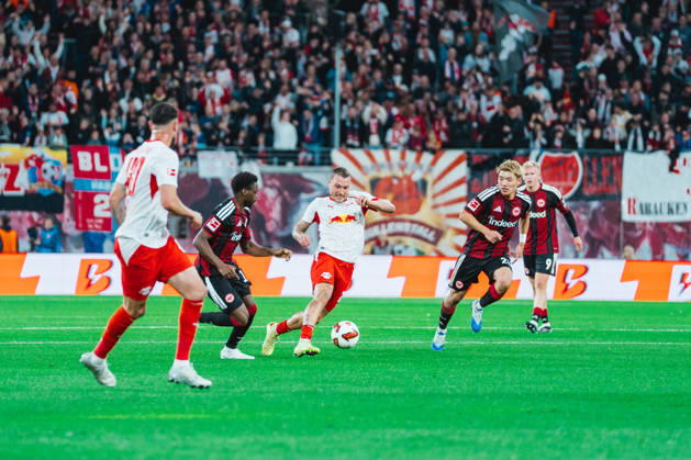 David Raum (RB Leipzig, 22) dribble RB Leipzig vs Eintracht Frankfurt, Bundesliga, Germany, Football, 26 27, GER, Leipzig, Red Bull Arena Stadium DFL regulations prohibit any use of photographs as image sequences and or quasi-video.DFL regulations prohibit any use of photographs as image sequences and or quasi-video. Leipzig Red Bull Arena, Leipzig Sachsen GER Copyright: xBillmanxDubex