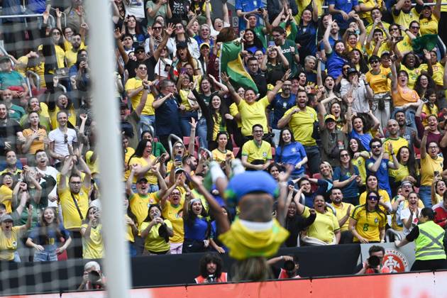 Match between Brazil and Argentina for the women s national team, Nationalteam friendly Fans celebrate Luany s goal during the match between Brazil and Argentina, valid for the Women s National Team friendly, held at the Beira-Rio stadium, in Porto Alegre this Saturday (10). Porto Alegre Rio Grande do Sul Brasil Copyright: xRodrigoxZiebellx