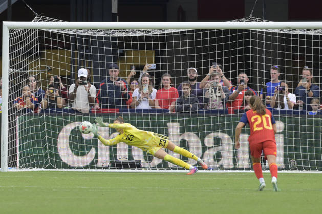 Christiane Dickey (L) of the United States controls the ball during a friendly match between the USA and Spain women s national teams at Audi Field in Washington, USA, 10 October 2026. Women s Friendly Match: United States vs Spain !ACHTUNG: NUR REDAKTIONELLE NUTZUNG!  Copyright: xLENINxNOLLYx AME4932 20261010-55021649522_1
