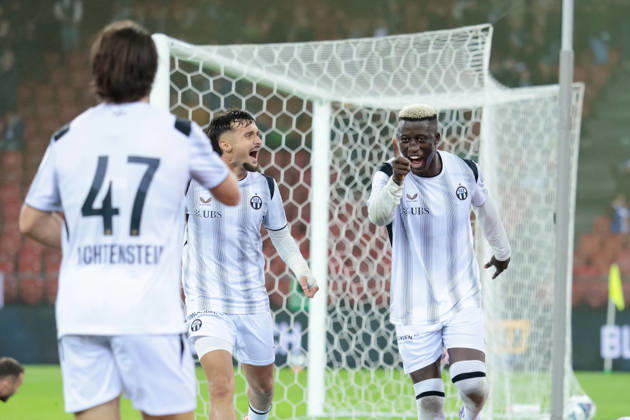 10.10.2026 Zuerich, SCHWEIZ, Stadion Letzigrund Zuerich, Herren Fussball Super League FC Zuerich - FC Thun Torjubel Bledian Krasniqi, Philippe Keny und Doron Lichtenstein (FCZ)