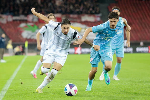 10.10.2026 Zuerich, SCHWEIZ, Stadion Letzigrund Zuerich, Herren Fussball Super League FC Zuerich - FC Thun Kevin Spadanuda (li,FCZ) gegen Adam Ilic (FC Thun)