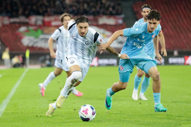 10.10.2026 Zuerich, SCHWEIZ, Stadion Letzigrund Zuerich, Herren Fussball Super League FC Zuerich - FC Thun Kevin Spadanuda (li,FCZ) gegen Adam Ilic (FC Thun)