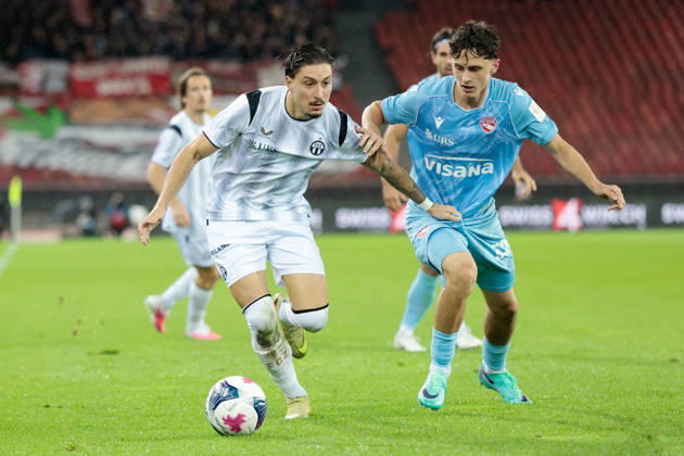 10.10.2026 Zuerich, SCHWEIZ, Stadion Letzigrund Zuerich, Herren Fussball Super League FC Zuerich - FC Thun Kevin Spadanuda (li,FCZ) gegen Adam Ilic (FC Thun)