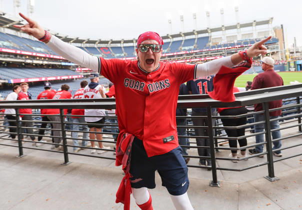 A Cleveland Guardians fan waits for start of the deciding game of an MLB, Baseball Herren, USA American League Division Series between the Guardians and the Chicago White Sox at Progressive Field in Cleveland, Ohio, on Saturday, October 10, 2026. The series is tied 2-2.  CLE20261010703 AARONxJOSEFCZYK