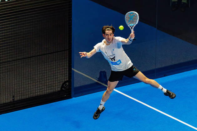 DÜSSELDORF, GERMANY - 11 OCTOBER 2026: Image shows Jon Sanz (ESP) jumping during CUPRA Germany Premier Padel P2 2026 Day 7: Semifinals at CASTELLO Düsseldorf on 11 10 2026 in Düsseldorf, Germany. Germany Copyright: xFröhlichxPascalx