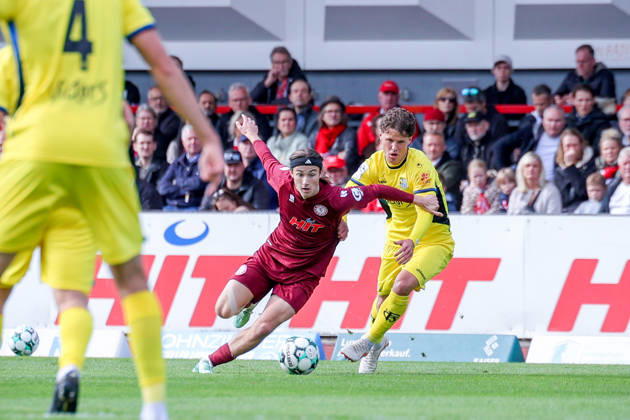 10.10.2026, xsefx, Fußball, SC Fortuna Köln - 1. FC Saarbrücken, 3.Liga, Südstation, 8. Spieltag, Saison 2026 2027: Bennit Bröger (Fortuna Koeln 38) im Zweikampf gegen Daniel Gleiber (1. FC Saarbrücken 05) DFB regulations prohibit any use of photographs as image sequences and or quasi-video. Nordrhein-Westfalen Deutschland