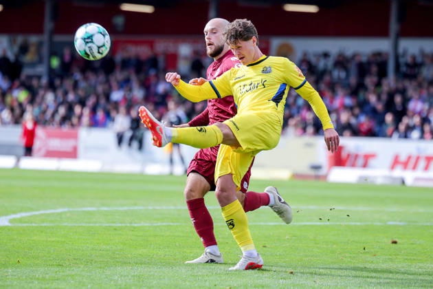 10.10.2026, xsefx, Fußball, SC Fortuna Köln - 1. FC Saarbrücken, 3.Liga, Südstation, 8. Spieltag, Saison 2026 2027: Adrian Stanilewicz (Fortuna Koeln 20) im Zweikampf gegen Daniel Gleiber (1. FC Saarbrücken 05) DFB regulations prohibit any use of photographs as image sequences and or quasi-video. Nordrhein-Westfalen Deutschland