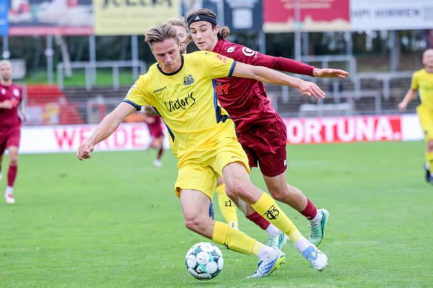 10.10.2026, xsefx, Fußball, SC Fortuna Köln - 1. FC Saarbrücken, 3.Liga, Südstation, 8. Spieltag, Saison 2026 2027: Siemen Voet (1. FC Saarbrücken 04) im Zweikampf gegen Bennit Bröger (Fortuna Koeln 38) DFB regulations prohibit any use of photographs as image sequences and or quasi-video. Nordrhein-Westfalen Deutschland
