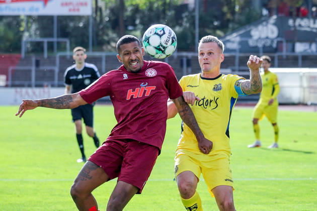 10.10.2026, xsefx, Fußball, SC Fortuna Köln - 1. FC Saarbrücken, 3.Liga, Südstation, 8. Spieltag, Saison 2026 2027: Florian Heister (Fortuna Koeln 17) im Zweikampf gegen Florian Pick (1. FC Saarbrücken 20) DFB regulations prohibit any use of photographs as image sequences and or quasi-video. Nordrhein-Westfalen Deutschland
