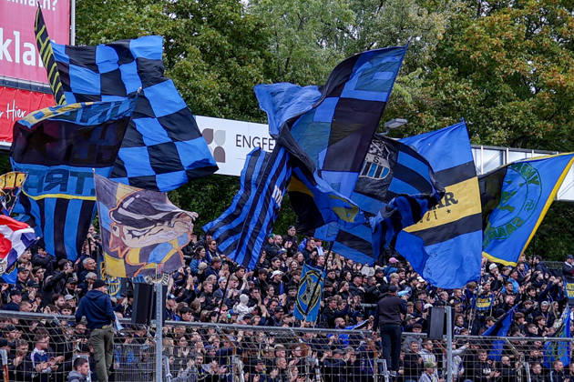 10.10.2026, xsefx, Fußball, SC Fortuna Köln - 1. FC Saarbrücken, 3.Liga, Südstation, 8. Spieltag, Saison 2026 2027: Fanblock des 1. FC Saarbrücken mit großen Fahnen, Flaggen DFB regulations prohibit any use of photographs as image sequences and or quasi-video. Nordrhein-Westfalen Deutschland