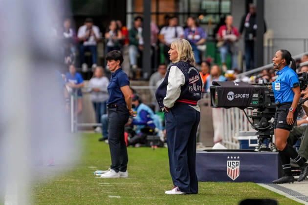 USA v Spain - Women s International Friendly, Länderspiel, Nationalmannschaft WASHINGTON D.C., UNITED STATES - OCTOBER 10: Emma Hayes (R), head coach of USA follows the Women s International Friendly football match between USA and Spain at Audi Field Stadium in Washington D.C., United States on October 10, 2026. Hasan Akbas Anadolu District of Columbia United States. Editorial use only. Please get in touch for any other usage.  Copyright: x2026xAnadoluxHasanxAkbasx