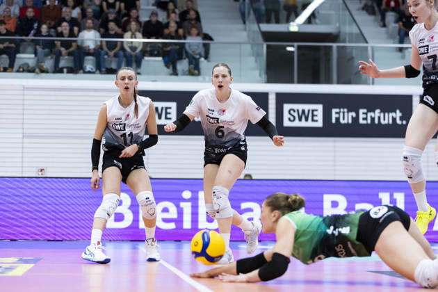 DEKRA 1. Bundesliga Frauen: Schwarz-Weiss Erfurt vs. Rote Raben Vilsbiburg; Erfurt; 10.10.2026 Isabel Petra KovaÄiÄ‡ ( 11; Schwarz-Weiss Erfurt), Larissa Winter ( 6; Schwarz-Weiss Erfurt) und Lotte Goertz ( 5; Schwarz-Weiss Erfurt) (unten) DEKRA 1. Bundesliga Frauen: Schwarz-Weiss Erfurt vs. Rote Raben Vilsbiburg; Riethsporthalle Erfurt; 10.10.2026 Copyright: xBEAUTIFULxSPORTS Duehringx