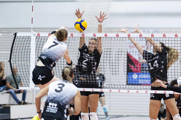 DEKRA 1. Bundesliga Frauen: Schwarz-Weiss Erfurt vs. Rote Raben Vilsbiburg; Erfurt; 10.10.2026 Teresa Ziegenbalg ( 7; Schwarz-Weiss Erfurt) gegen Pia Fernau ( 2; Rote Raben Vilsbiburg) (links) und Amanda Cavalcanti ( 14; Rote Raben Vilsbiburg) (rechts) DEKRA 1. Bundesliga Frauen: Schwarz-Weiss Erfurt vs. Rote Raben Vilsbiburg; Riethsporthalle Erfurt; 10.10.2026 Copyright: xBEAUTIFULxSPORTS Duehringx