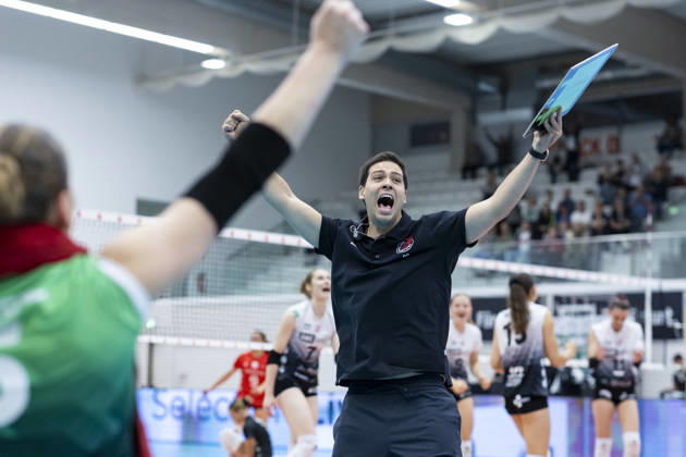 DEKRA 1. Bundesliga Frauen: Schwarz-Weiss Erfurt vs. Rote Raben Vilsbiburg; Erfurt; 10.10.2026 Pablo Sanchez (Trainer; Schwarz-Weiss Erfurt) DEKRA 1. Bundesliga Frauen: Schwarz-Weiss Erfurt vs. Rote Raben Vilsbiburg; Riethsporthalle Erfurt; 10.10.2026 Copyright: xBEAUTIFULxSPORTS Duehringx