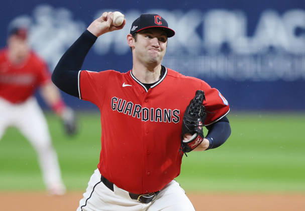 Cleveland Guardians starting pitcher Gavin Williams (32) throws against the Chicago White Sox in the first inning of an MLB, Baseball Herren, USA American League Division Series at Progressive Field in Cleveland, Ohio, on Saturday, October 10, 2026.  CLE20261010704 AARONxJOSEFCZYK