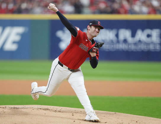 Cleveland Guardians starting pitcher Gavin Williams (32) throws against the Chicago White Sox in the first inning of an MLB, Baseball Herren, USA American League Division Series at Progressive Field in Cleveland, Ohio, on Saturday, October 10, 2026.  CLE20261010705 AARONxJOSEFCZYK