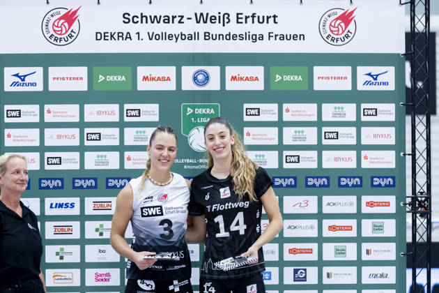 DEKRA 1. Bundesliga Frauen: Schwarz-Weiss Erfurt vs. Rote Raben Vilsbiburg; Erfurt; 10.10.2026 MVP-Gold Lina-Marie Lieb ( 3; Schwarz-Weiss Erfurt) (links) und MVP-Silber (Amanda Cavalcanti ( 14; Rote Raben Vilsbiburg) DEKRA 1. Bundesliga Frauen: Schwarz-Weiss Erfurt vs. Rote Raben Vilsbiburg; Riethsporthalle Erfurt; 10.10.2026 Copyright: xBEAUTIFULxSPORTS Duehringx