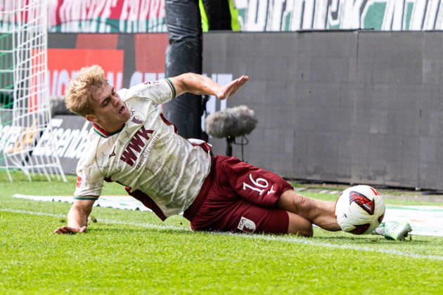 Deutschland: FC Augsburg vs FC Bayern München, 1. Bundesliga, 5. Spieltag, Saison 2026 27, WWK Arena (Augsburg): Hennes Behrens, (FC Augsburg, 16) versucht den Ball zu retten Augsburg WWK Arena Bayern Deutschland Copyright: xBenedictxChristx