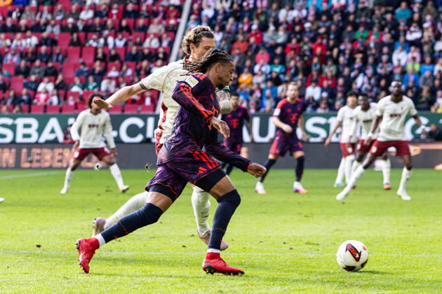 Deutschland: FC Augsburg vs FC Bayern München, 1. Bundesliga, 5. Spieltag, Saison 2026 27, WWK Arena (Augsburg): Calvin Brackelmann, (FC Augsburg, 2), Michael Olise, (FC Bayern München, 17) Augsburg WWK Arena Bayern Deutschland Copyright: xBenedictxChristx