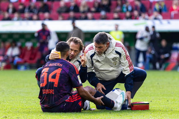 Deutschland: FC Augsburg vs FC Bayern München, 1. Bundesliga, 5. Spieltag, Saison 2026 27, WWK Arena (Augsburg): Ismael Saibari, (FC Bayern München, 34) sitzt mit Schmerzen am Boden Augsburg WWK Arena Bayern Deutschland Copyright: xBenedictxChristx