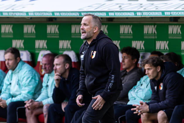Deutschland: FC Augsburg vs FC Bayern München, 1. Bundesliga, 5. Spieltag, Saison 2026 27, WWK Arena (Augsburg): Manuel Baum, (Trainer, FC Augsburg) Portraitfoto, Portrait, Einzelaufnahme, Porträt, Mimik, Gesichtsausdruck, Emotion Augsburg WWK Arena Bayern Deutschland Copyright: xBenedictxChristx