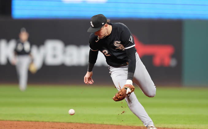 Chicago White Sox shortstop Colson Montgomery (12) makes a fielding error on a grounder by Cleveland Guardians Travis Bazzana in the seventh inning of an MLB, Baseball Herren, USA American League Division Series at Progressive Field in Cleveland, Ohio, on Saturday, October 10, 2026.  CLE20261010733 AARONxJOSEFCZYK