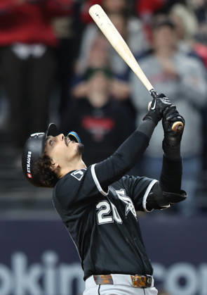 Chicago White Sox Miguel Vargas (20) watches the ball as he pops out against the Cleveland Guardians in the eighth inning of an MLB, Baseball Herren, USA American League Division Series at Progressive Field in Cleveland, Ohio, on Saturday, October 10, 2026.  CLE20261010736 AARONxJOSEFCZYK