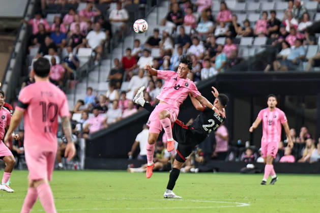 MIAMI, FL - OCTOBER 10: Inter Miami CF midfielder Alexander Shaw (88) and D.C. United midfielder Brandon Servania (23) battle for a ball during a 2026 MLS, Fussball Herren, USA soccer match between Inter Miami CF and DC United on October 10, 2026 being played at NU Stadium, Miami, Fla.(Photo by Chris Arjoon Icon Sportswire). SOCCER: OCT 10 MLS Inter Miami CF vs DC United EDITORIAL USE ONLY Icon2610100000019