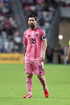 MIAMI, FL - OCTOBER 10: Inter Miami CF forward Lionel Messi (10) looks on during a 2026 MLS, Fussball Herren, USA soccer match between Inter Miami CF and DC United on October 10, 2026 being played at NU Stadium, Miami, Fla.(Photo by Chris Arjoon Icon Sportswire). SOCCER: OCT 10 MLS Inter Miami CF vs DC United EDITORIAL USE ONLY Icon2610100000024