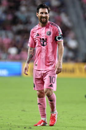 MIAMI, FL - OCTOBER 10: Inter Miami CF forward Lionel Messi (10) looks on during a 2026 MLS, Fussball Herren, USA soccer match between Inter Miami CF and DC United on October 10, 2026 being played at NU Stadium, Miami, Fla.(Photo by Chris Arjoon Icon Sportswire). SOCCER: OCT 10 MLS Inter Miami CF vs DC United EDITORIAL USE ONLY Icon2610100000025