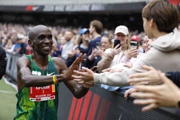 Melbourne Marathon Festival in Melbourne, Australia – 11 Oct 2026 Eliud Kipchoge of Kenya celebrates with fans after winning the mens marathon during the 2026 Melbourne Marathon Festival. The Nike Melbourne Marathon Festival brings together elite athletes, recreational runners and participants of different ages and abilities for a major running event in Melbourne. The 2026 festival is expected to attract approximately 66,000 participants across all events over two days, including 20,000 runners in the full marathon. The festival features multiple distances, with participants finishing inside the Melbourne Cricket Ground (MCG). Melbourne Australia Copyright: xYexMyoxKhantx xSOPAxImagesx Ye-Myo-Khant-1457629