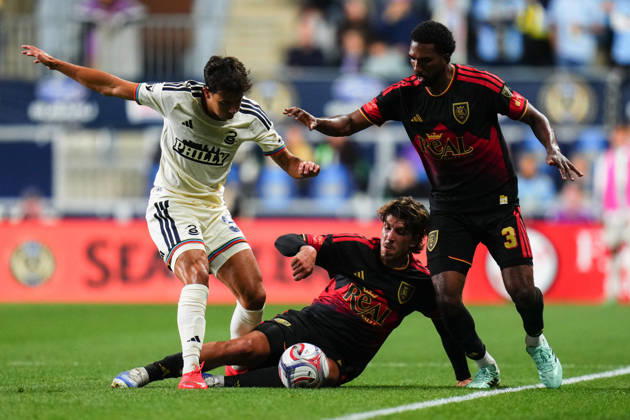 October 10, 2026: Real Salt Lake Midfielder Stijn Spierings (6) and Philadelphia Union Midfielder Quinn Sullivan (33) battle for the ball during the second half of an MLS, Fussball Herren, USA match at Subaru Park in Chester, Pennsylvania. CSM Chester United States of America - ZUMAc04_ 20261010_zma_c04_332 Copyright: xKylexRoddenx