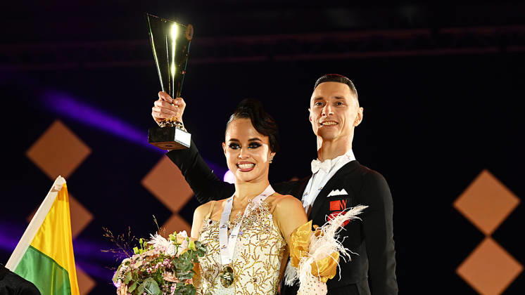 Tanz-Weltmeisterschaft Standard 2026 Leipzig - WDSF World Championships (10.10.2026) Sieger der Tanz-WM in Leipzig (10.10.2026). Gold: Vadim Shurin und Anastasia Meshkova aus Lettland (Mitte). Leipzig Sachsen Deutschland Leipziger Messegelände - Neue Messe Leipzig