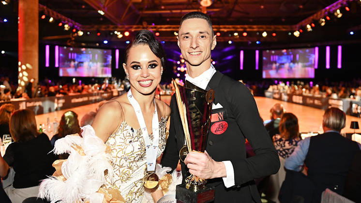 Tanz-Weltmeisterschaft Standard 2026 Leipzig - WDSF World Championships (10.10.2026) Sieger der Tanz-WM in Leipzig (10.10.2026). Gold: Vadim Shurin und Anastasia Meshkova aus Lettland. Leipzig Sachsen Deutschland Leipziger Messegelände - Neue Messe Leipzig