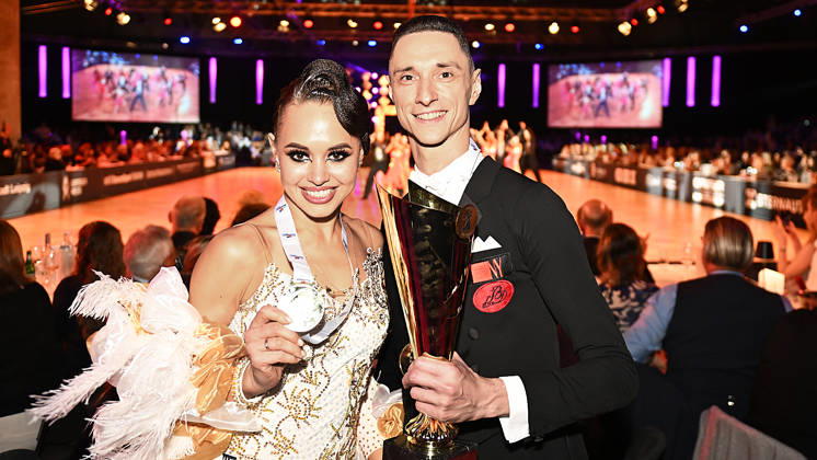 Tanz-Weltmeisterschaft Standard 2026 Leipzig - WDSF World Championships (10.10.2026) Sieger der Tanz-WM in Leipzig (10.10.2026). Gold: Vadim Shurin und Anastasia Meshkova aus Lettland. Leipzig Sachsen Deutschland Leipziger Messegelände - Neue Messe Leipzig