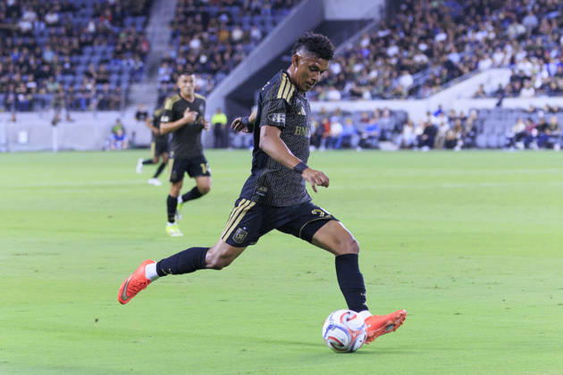 October 10, 2026, Los Angeles, California, USA: Sergio Vasquez 20 of the Los Angeles Football Club crosses the ball during their regular season MLS, Fussball Herren, USA game against the Vancouver Whitecaps on Saturday October 10, 2026 at the BMO Stadium in Los Angeles, California. ARIANA RUIZ PI Los Angeles USA - ZUMAp124 20261010_zaa_p124_001 Copyright: xArianaxRuizx