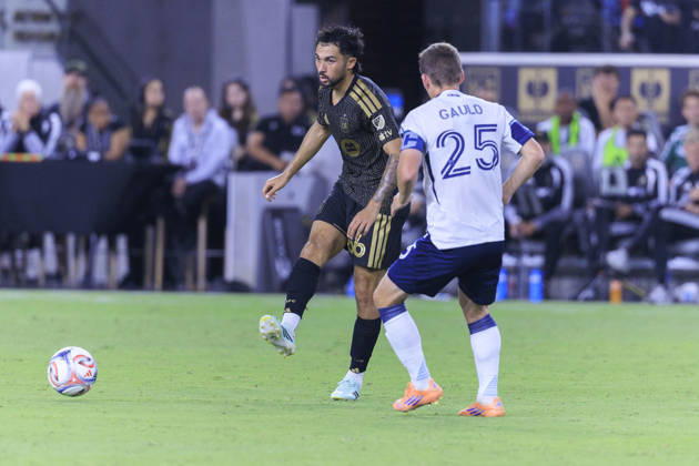 October 10, 2026, Los Angeles, California, USA: Mathieu Choiniere 66 of the Los Angeles Football Club passes the ball as Ryan Gauld 25 of the Vancouver Whitecaps defends during their regular season MLS, Fussball Herren, USA game on Saturday October 10, 2026 at the BMO Stadium in Los Angeles, California. ARIANA RUIZ PI Los Angeles USA - ZUMAp124 20261010_zaa_p124_002 Copyright: xArianaxRuizx