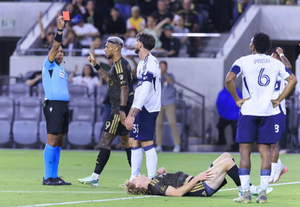 October 10, 2026, Los Angeles, California, USA: Tristan Blackmon 33 of the Vancouver Whitecaps receives a red card during their regular season MLS, Fussball Herren, USA game against the Los Angeles Football Club on Saturday October 10, 2026 at the BMO Stadium in Los Angeles, California. ARIANA RUIZ PI Los Angeles USA - ZUMAp124 20261010_zaa_p124_005 Copyright: xArianaxRuizx